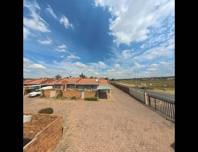 2 BEDROOM TOWNHOUSE FOR SALE IN NORKEM PARK